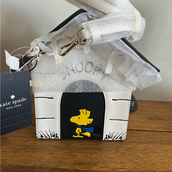 Kate Spade Snoopy Doghouse Novelty Crossbody Bag in Cream and Black - Picture 2 of 4